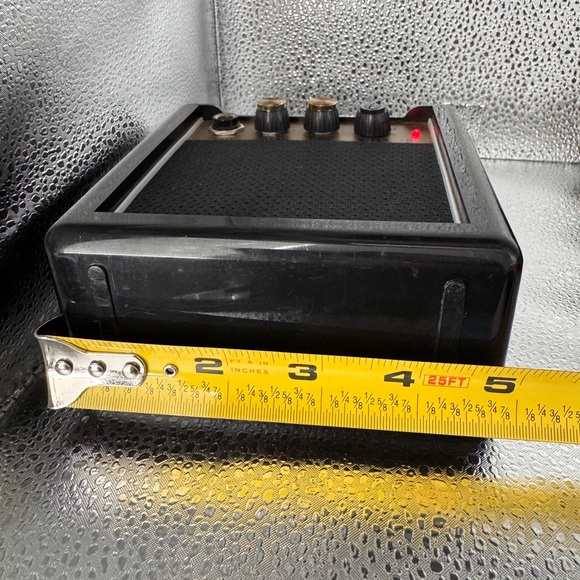 Portable Audio Amplifier - Black and Gold - Picture 10 of 11